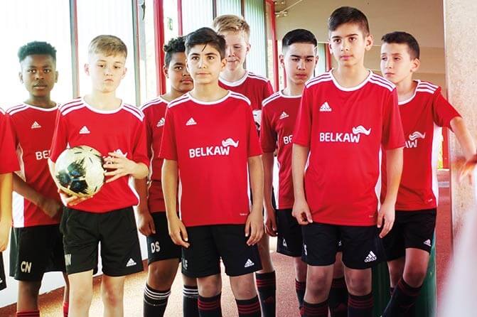 Jugend Fußballgruppe des Vereins Bergisch Gladbach mit Belkaw-Trikot