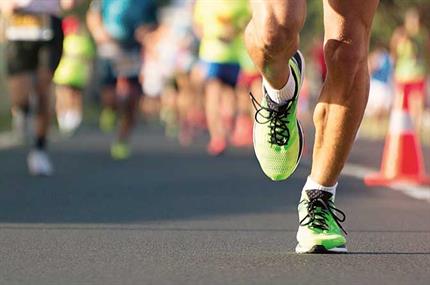 Menschen laufen einen Marathon