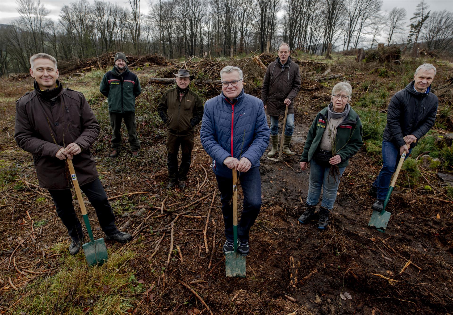 Foto: (v.l.) Klaus Henninger (BELKAW-Geschäftsführer), Moritz Volkmann (Wald und Holz NRW), Konstantin Blome (Jagdpächter), Achim Südmeier (RheinEnergie-Vorstand), Gerhard Naendrup (Schutz-gemeinschaft Deutscher Wald), Anna-Maria Kamp (Leiterin Forst-betriebsbezirk Lindlar), Dr. Georg Ludwig (Bürgermeister Lindlar)